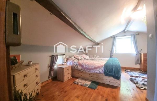 Maison ancienne aux murs épais, vue dégagée, jardin agréable, village accessible à pied, stationnement camping-car, garage, DPE E.