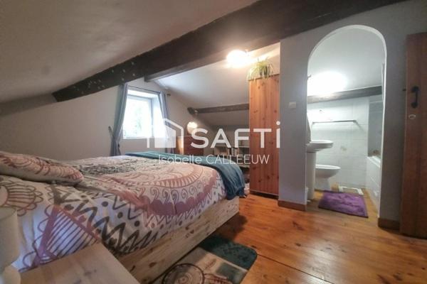 Maison ancienne aux murs épais, vue dégagée, jardin agréable, village accessible à pied, stationnement camping-car, garage, DPE E.