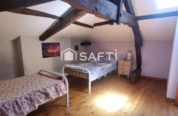 Maison ancienne aux murs épais, vue dégagée, jardin agréable, village accessible à pied, stationnement camping-car, garage, DPE E.