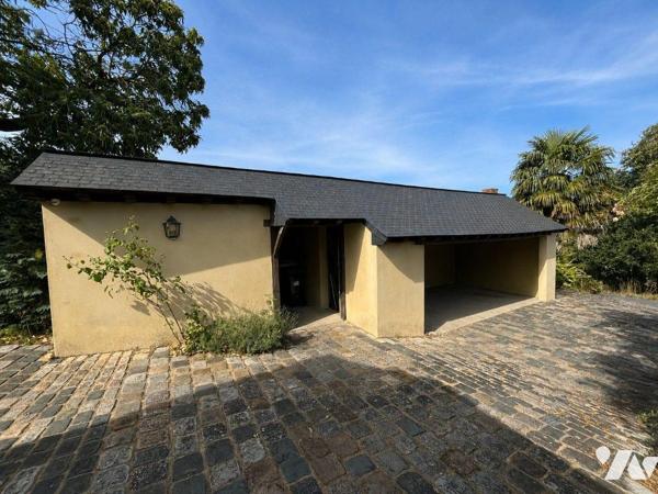 GUICHEN / MAISON EN PIERRES / 260 M²

Situé dans un environnement calme et à l'abri des regar...