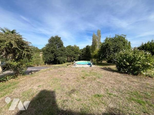 GUICHEN / MAISON EN PIERRES / 260 M²

Situé dans un environnement calme et à l'abri des regar...