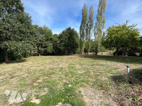 GUICHEN / MAISON EN PIERRES / 260 M²

Situé dans un environnement calme et à l'abri des regar...