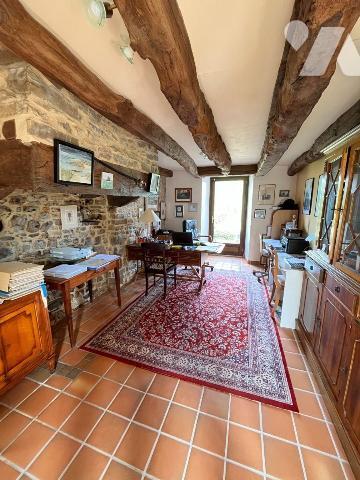 GUICHEN / MAISON EN PIERRES / 260 M²

Situé dans un environnement calme et à l'abri des regar...