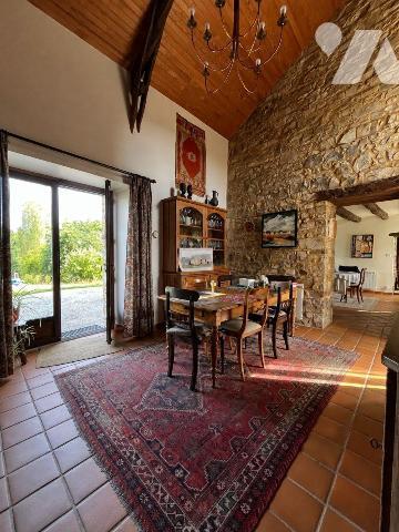 GUICHEN / MAISON EN PIERRES / 260 M²

Situé dans un environnement calme et à l'abri des regar...