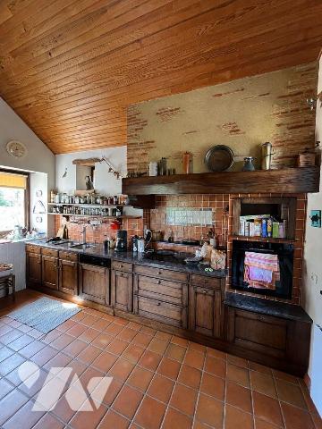 GUICHEN / MAISON EN PIERRES / 260 M²

Situé dans un environnement calme et à l'abri des regar...