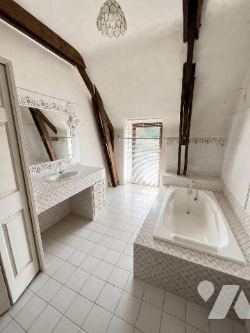 GUICHEN / MAISON EN PIERRES / 260 M²

Situé dans un environnement calme et à l'abri des regar...