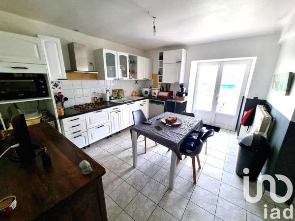 Maison traditionnelle 11 pièces de 229 m² à Thénezay (79390)