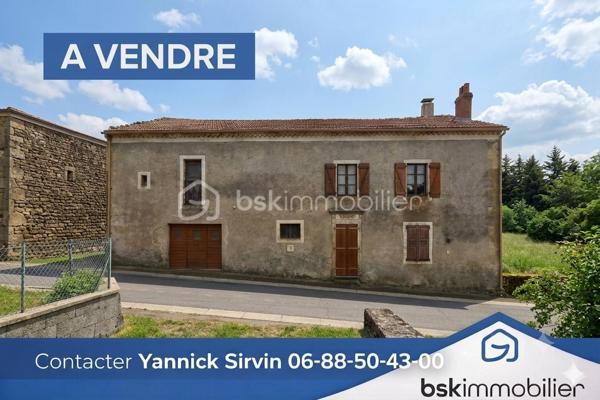 Découvrez cette charmante maison d'habitation de 1902, idéalement située au calme et à seulement deux pas du centre-ville de Saint-Étienne-du-Vigan. Offrant un très fort potentiel, elle saura séduire les passionnés de rénovation et les bricoleurs.
Le rez-de-chaussée : un bel espace de vie

    Pièce maîtresse : Une vaste et chaleureuse pièce de vie d'environ 60 m² comprenant une grande cuisine ouverte sur le salon et la salle à manger, agrémentée d'une authentique cheminée.

    Extérieur : Un accès direct depuis le séjour donne sur un agréable jardin d'environ 150 m².

    Commodités : Une salle d'eau et un WC indépendant complètent ce niveau.

    Annexes : Un garage accolé à la maison.

L'étage : le coin nuit et dépendance

    Chambres : L'espace nuit se compose de 4 belles chambres et d'une seconde salle d'eau.

    Le "plus" de la maison : L'étage donne également accès à une ancienne grange dotée d'une magnifique charpente en excellent état, offrant de superbes possibilités d'agrandissement ou d'aménagement.

Les extérieurs et stationnement

    Un espace de parking privatif d'environ 3 places facilite grandement le stationnement au quotidien.

    Avis de l'agence : Cette maison réclame des travaux de rafraîchissement et de remise en état pour révéler tout son cachet et retrouver sa pleine fonctionnalité. Assainissement collectif. Opportunité rare avec un magnifique potentiel d'aménagement !