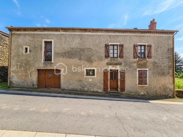 Découvrez cette charmante maison d'habitation de 1902, idéalement située au calme et à seulement deux pas du centre-ville de Saint-Étienne-du-Vigan. Offrant un très fort potentiel, elle saura séduire les passionnés de rénovation et les bricoleurs.
Le rez-de-chaussée : un bel espace de vie

    Pièce maîtresse : Une vaste et chaleureuse pièce de vie d'environ 60 m² comprenant une grande cuisine ouverte sur le salon et la salle à manger, agrémentée d'une authentique cheminée.

    Extérieur : Un accès direct depuis le séjour donne sur un agréable jardin d'environ 150 m².

    Commodités : Une salle d'eau et un WC indépendant complètent ce niveau.

    Annexes : Un garage accolé à la maison.

L'étage : le coin nuit et dépendance

    Chambres : L'espace nuit se compose de 4 belles chambres et d'une seconde salle d'eau.

    Le "plus" de la maison : L'étage donne également accès à une ancienne grange dotée d'une magnifique charpente en excellent état, offrant de superbes possibilités d'agrandissement ou d'aménagement.

Les extérieurs et stationnement

    Un espace de parking privatif d'environ 3 places facilite grandement le stationnement au quotidien.

    Avis de l'agence : Cette maison réclame des travaux de rafraîchissement et de remise en état pour révéler tout son cachet et retrouver sa pleine fonctionnalité. Assainissement collectif. Opportunité rare avec un magnifique potentiel d'aménagement !
