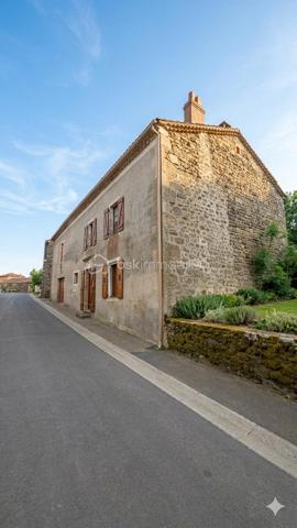 Découvrez cette charmante maison d'habitation de 1902, idéalement située au calme et à seulement deux pas du centre-ville de Saint-Étienne-du-Vigan. Offrant un très fort potentiel, elle saura séduire les passionnés de rénovation et les bricoleurs.
Le rez-de-chaussée : un bel espace de vie

    Pièce maîtresse : Une vaste et chaleureuse pièce de vie d'environ 60 m² comprenant une grande cuisine ouverte sur le salon et la salle à manger, agrémentée d'une authentique cheminée.

    Extérieur : Un accès direct depuis le séjour donne sur un agréable jardin d'environ 150 m².

    Commodités : Une salle d'eau et un WC indépendant complètent ce niveau.

    Annexes : Un garage accolé à la maison.

L'étage : le coin nuit et dépendance

    Chambres : L'espace nuit se compose de 4 belles chambres et d'une seconde salle d'eau.

    Le "plus" de la maison : L'étage donne également accès à une ancienne grange dotée d'une magnifique charpente en excellent état, offrant de superbes possibilités d'agrandissement ou d'aménagement.

Les extérieurs et stationnement

    Un espace de parking privatif d'environ 3 places facilite grandement le stationnement au quotidien.

    Avis de l'agence : Cette maison réclame des travaux de rafraîchissement et de remise en état pour révéler tout son cachet et retrouver sa pleine fonctionnalité. Assainissement collectif. Opportunité rare avec un magnifique potentiel d'aménagement !