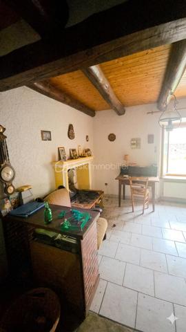 Découvrez cette charmante maison d'habitation de 1902, idéalement située au calme et à seulement deux pas du centre-ville de Saint-Étienne-du-Vigan. Offrant un très fort potentiel, elle saura séduire les passionnés de rénovation et les bricoleurs.
Le rez-de-chaussée : un bel espace de vie

    Pièce maîtresse : Une vaste et chaleureuse pièce de vie d'environ 60 m² comprenant une grande cuisine ouverte sur le salon et la salle à manger, agrémentée d'une authentique cheminée.

    Extérieur : Un accès direct depuis le séjour donne sur un agréable jardin d'environ 150 m².

    Commodités : Une salle d'eau et un WC indépendant complètent ce niveau.

    Annexes : Un garage accolé à la maison.

L'étage : le coin nuit et dépendance

    Chambres : L'espace nuit se compose de 4 belles chambres et d'une seconde salle d'eau.

    Le "plus" de la maison : L'étage donne également accès à une ancienne grange dotée d'une magnifique charpente en excellent état, offrant de superbes possibilités d'agrandissement ou d'aménagement.

Les extérieurs et stationnement

    Un espace de parking privatif d'environ 3 places facilite grandement le stationnement au quotidien.

    Avis de l'agence : Cette maison réclame des travaux de rafraîchissement et de remise en état pour révéler tout son cachet et retrouver sa pleine fonctionnalité. Assainissement collectif. Opportunité rare avec un magnifique potentiel d'aménagement !