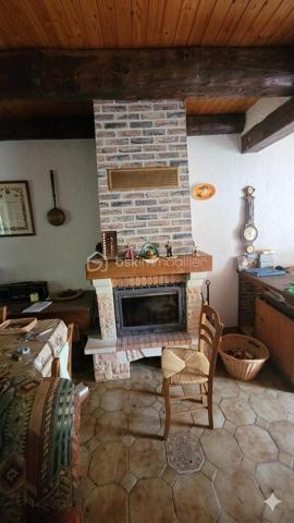 Découvrez cette charmante maison d'habitation de 1902, idéalement située au calme et à seulement deux pas du centre-ville de Saint-Étienne-du-Vigan. Offrant un très fort potentiel, elle saura séduire les passionnés de rénovation et les bricoleurs.
Le rez-de-chaussée : un bel espace de vie

    Pièce maîtresse : Une vaste et chaleureuse pièce de vie d'environ 60 m² comprenant une grande cuisine ouverte sur le salon et la salle à manger, agrémentée d'une authentique cheminée.

    Extérieur : Un accès direct depuis le séjour donne sur un agréable jardin d'environ 150 m².

    Commodités : Une salle d'eau et un WC indépendant complètent ce niveau.

    Annexes : Un garage accolé à la maison.

L'étage : le coin nuit et dépendance

    Chambres : L'espace nuit se compose de 4 belles chambres et d'une seconde salle d'eau.

    Le "plus" de la maison : L'étage donne également accès à une ancienne grange dotée d'une magnifique charpente en excellent état, offrant de superbes possibilités d'agrandissement ou d'aménagement.

Les extérieurs et stationnement

    Un espace de parking privatif d'environ 3 places facilite grandement le stationnement au quotidien.

    Avis de l'agence : Cette maison réclame des travaux de rafraîchissement et de remise en état pour révéler tout son cachet et retrouver sa pleine fonctionnalité. Assainissement collectif. Opportunité rare avec un magnifique potentiel d'aménagement !