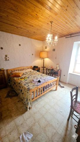 Découvrez cette charmante maison d'habitation de 1902, idéalement située au calme et à seulement deux pas du centre-ville de Saint-Étienne-du-Vigan. Offrant un très fort potentiel, elle saura séduire les passionnés de rénovation et les bricoleurs.
Le rez-de-chaussée : un bel espace de vie

    Pièce maîtresse : Une vaste et chaleureuse pièce de vie d'environ 60 m² comprenant une grande cuisine ouverte sur le salon et la salle à manger, agrémentée d'une authentique cheminée.

    Extérieur : Un accès direct depuis le séjour donne sur un agréable jardin d'environ 150 m².

    Commodités : Une salle d'eau et un WC indépendant complètent ce niveau.

    Annexes : Un garage accolé à la maison.

L'étage : le coin nuit et dépendance

    Chambres : L'espace nuit se compose de 4 belles chambres et d'une seconde salle d'eau.

    Le "plus" de la maison : L'étage donne également accès à une ancienne grange dotée d'une magnifique charpente en excellent état, offrant de superbes possibilités d'agrandissement ou d'aménagement.

Les extérieurs et stationnement

    Un espace de parking privatif d'environ 3 places facilite grandement le stationnement au quotidien.

    Avis de l'agence : Cette maison réclame des travaux de rafraîchissement et de remise en état pour révéler tout son cachet et retrouver sa pleine fonctionnalité. Assainissement collectif. Opportunité rare avec un magnifique potentiel d'aménagement !