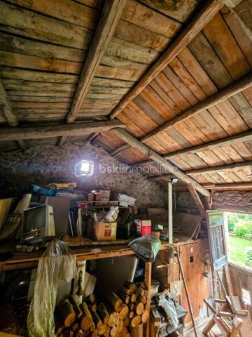 Découvrez cette charmante maison d'habitation de 1902, idéalement située au calme et à seulement deux pas du centre-ville de Saint-Étienne-du-Vigan. Offrant un très fort potentiel, elle saura séduire les passionnés de rénovation et les bricoleurs.
Le rez-de-chaussée : un bel espace de vie

    Pièce maîtresse : Une vaste et chaleureuse pièce de vie d'environ 60 m² comprenant une grande cuisine ouverte sur le salon et la salle à manger, agrémentée d'une authentique cheminée.

    Extérieur : Un accès direct depuis le séjour donne sur un agréable jardin d'environ 150 m².

    Commodités : Une salle d'eau et un WC indépendant complètent ce niveau.

    Annexes : Un garage accolé à la maison.

L'étage : le coin nuit et dépendance

    Chambres : L'espace nuit se compose de 4 belles chambres et d'une seconde salle d'eau.

    Le "plus" de la maison : L'étage donne également accès à une ancienne grange dotée d'une magnifique charpente en excellent état, offrant de superbes possibilités d'agrandissement ou d'aménagement.

Les extérieurs et stationnement

    Un espace de parking privatif d'environ 3 places facilite grandement le stationnement au quotidien.

    Avis de l'agence : Cette maison réclame des travaux de rafraîchissement et de remise en état pour révéler tout son cachet et retrouver sa pleine fonctionnalité. Assainissement collectif. Opportunité rare avec un magnifique potentiel d'aménagement !