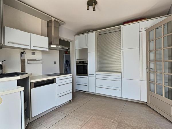 Villa 5 chambres, piscine et sauna, garage 2 voitures