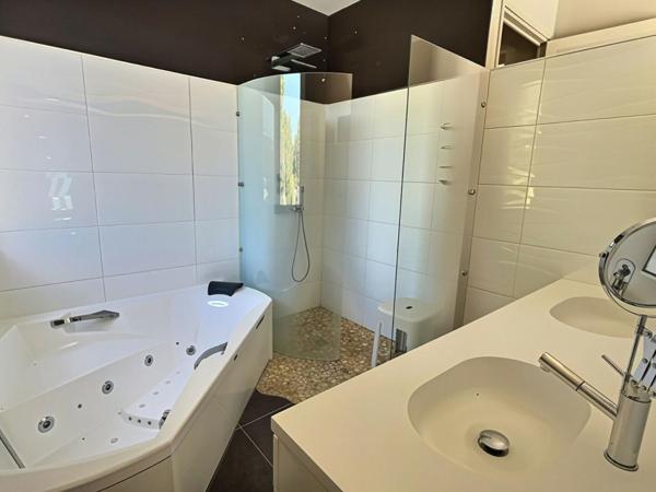 Villa 5 chambres, piscine et sauna, garage 2 voitures