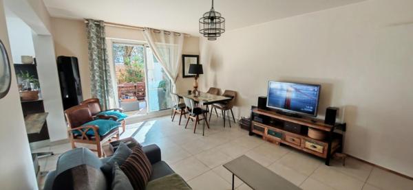 Saint Laurent du Var, les Rascas, grand deux pièces de 57m2 en rez de jardin de jardin avec 37.40m2 d'exterieur au calme absolu, plein sud.