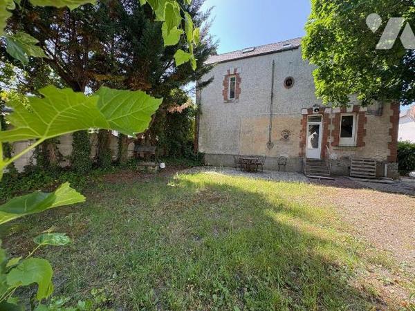 Au c?ur de Salbris à deux pas de la place du marché et de la gare découvrez un ensemble immobil...