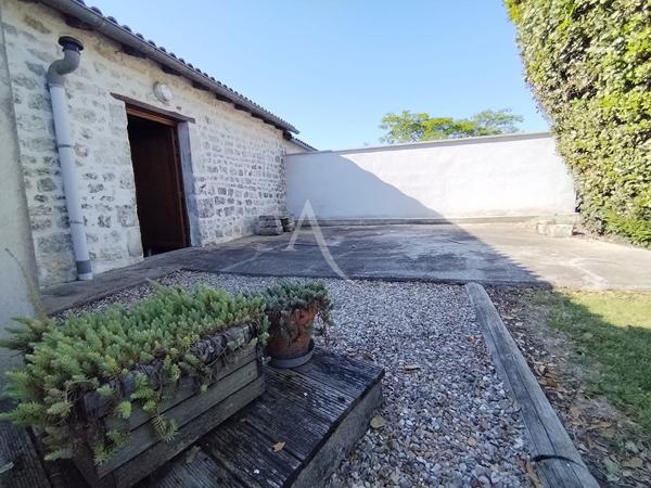 Proche Saintes - Maison charentaise avec jardin et dépendance