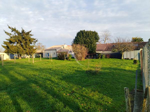 Proche Saintes - Maison charentaise avec jardin et dépendance