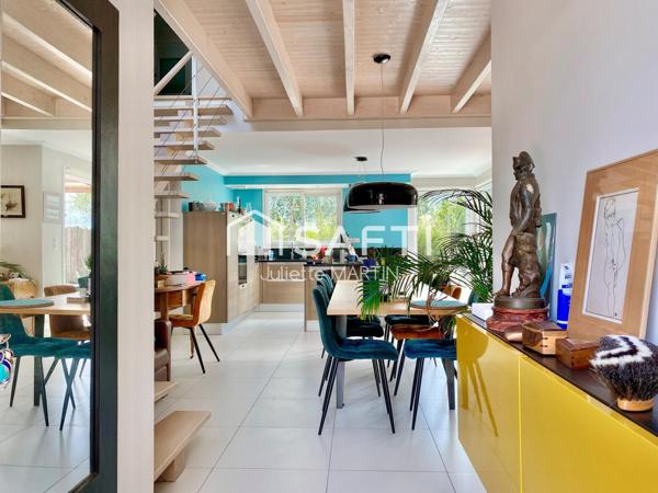 Maison moderne, fonctionnelle et chaleureuse