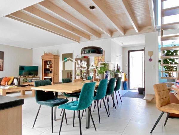 Maison moderne, fonctionnelle et chaleureuse