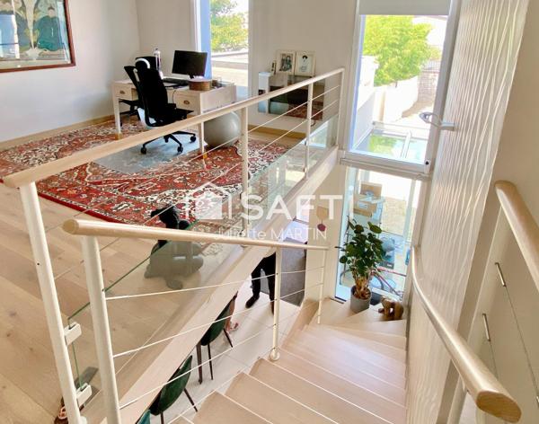 Maison moderne, fonctionnelle et chaleureuse