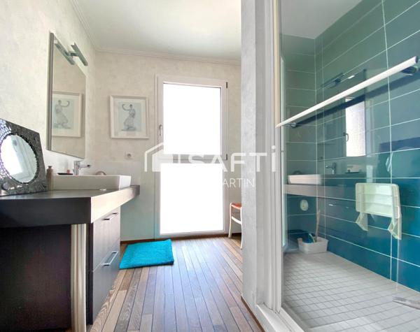 Maison moderne, fonctionnelle et chaleureuse