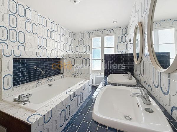 Vente
                Maison163 m² - 6 Pièces -
                    SAINT PIERRE D OLERON (17310)