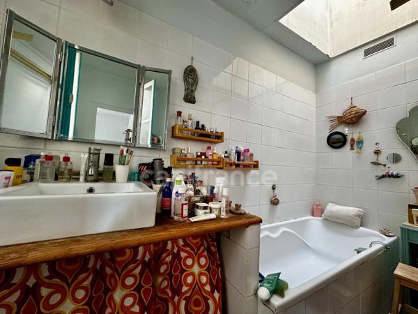 Dpt Paris (75), PARIS 11ème Arrt - Impasse privée quartier Popincourt - Appartement ancien à rénover - 2 pièces - 36 m2