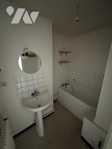 Immeuble de rapport à usage mixte (1 local & 6 appartements T2 et T3) situé à proximité du centre