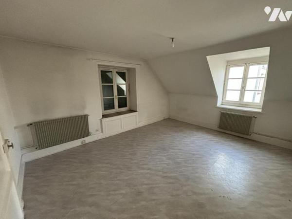 Immeuble de rapport à usage mixte (1 local & 6 appartements T2 et T3) situé à proximité du centre