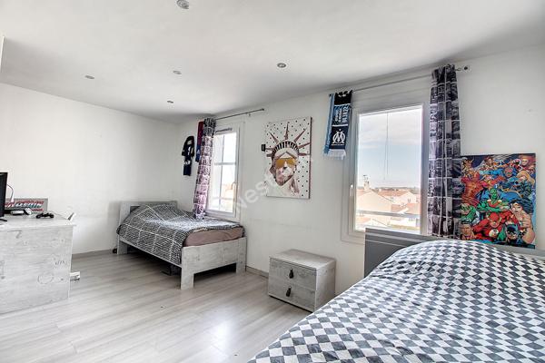 Maison T4 90 m² avec garage, beau jardin et piscine, secteur Nord au calme