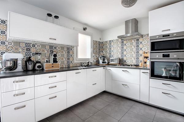 Maison T4 90 m² avec garage, beau jardin et piscine, secteur Nord au calme