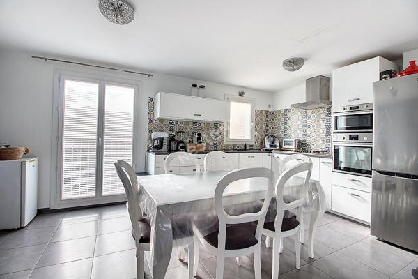 Maison T4 90 m² avec garage, beau jardin et piscine, secteur Nord au calme