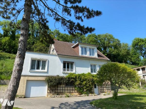 Maison de type 5 sur 2 h 11 a de terrain.