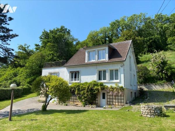 Maison de type 5 sur 2 h 11 a de terrain.