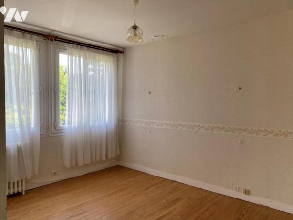 Maison de type 5 sur 2 h 11 a de terrain.