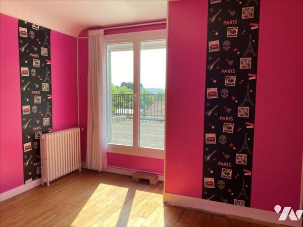 Maison de type 5 sur 2 h 11 a de terrain.