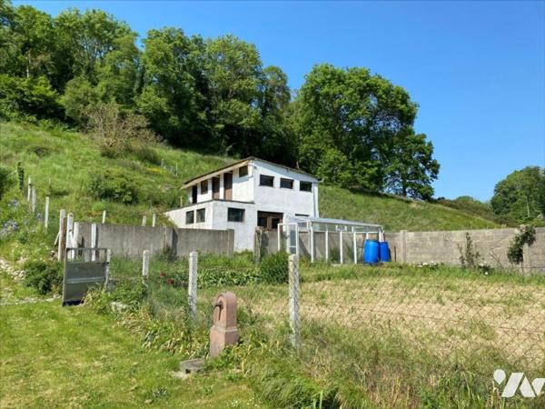 Maison de type 5 sur 2 h 11 a de terrain.