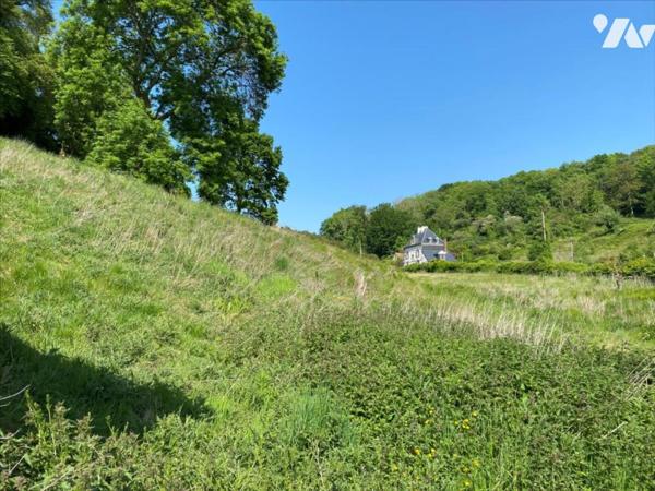 Maison de type 5 sur 2 h 11 a de terrain.