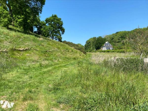 Maison de type 5 sur 2 h 11 a de terrain.