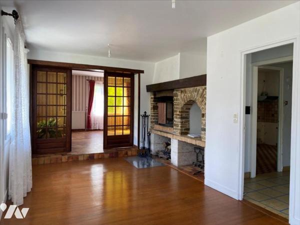 Maison de type 5 sur 2 h 11 a de terrain.