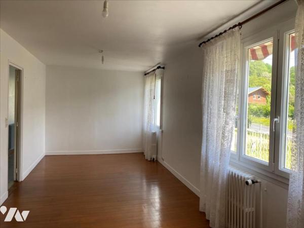 Maison de type 5 sur 2 h 11 a de terrain.