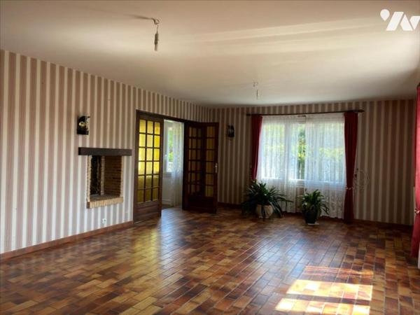 Maison de type 5 sur 2 h 11 a de terrain.