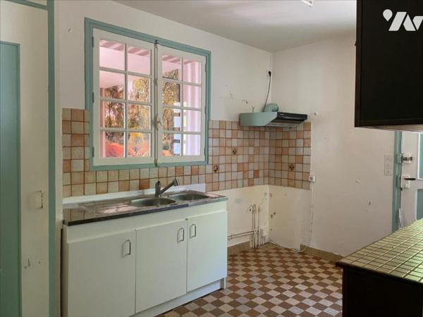 Maison de type 5 sur 2 h 11 a de terrain.