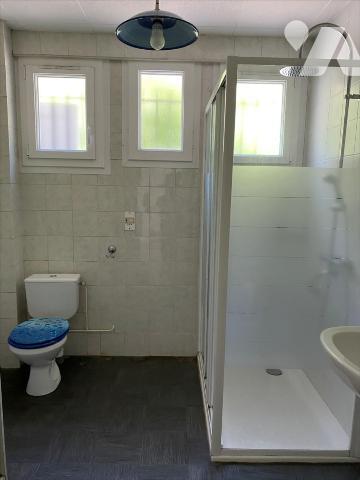 Maison de type 5 sur 2 h 11 a de terrain.