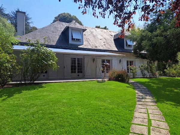 VILLA AVEC GRAND PARC ET PISCINE, SECTEUR EST