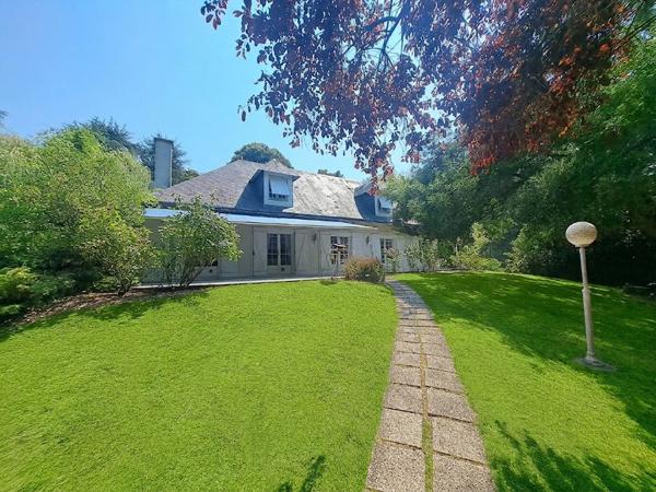 VILLA AVEC GRAND PARC ET PISCINE, SECTEUR EST