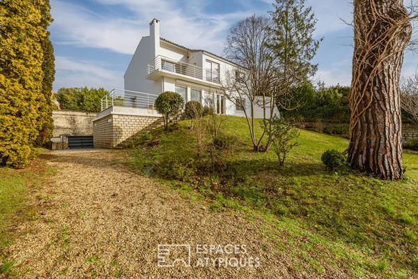 Maison des années 50 suspendue sur les hauteurs de la ville